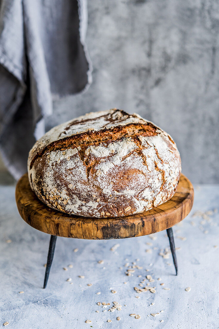 Selbstgemachtes Brot auf Holzständer