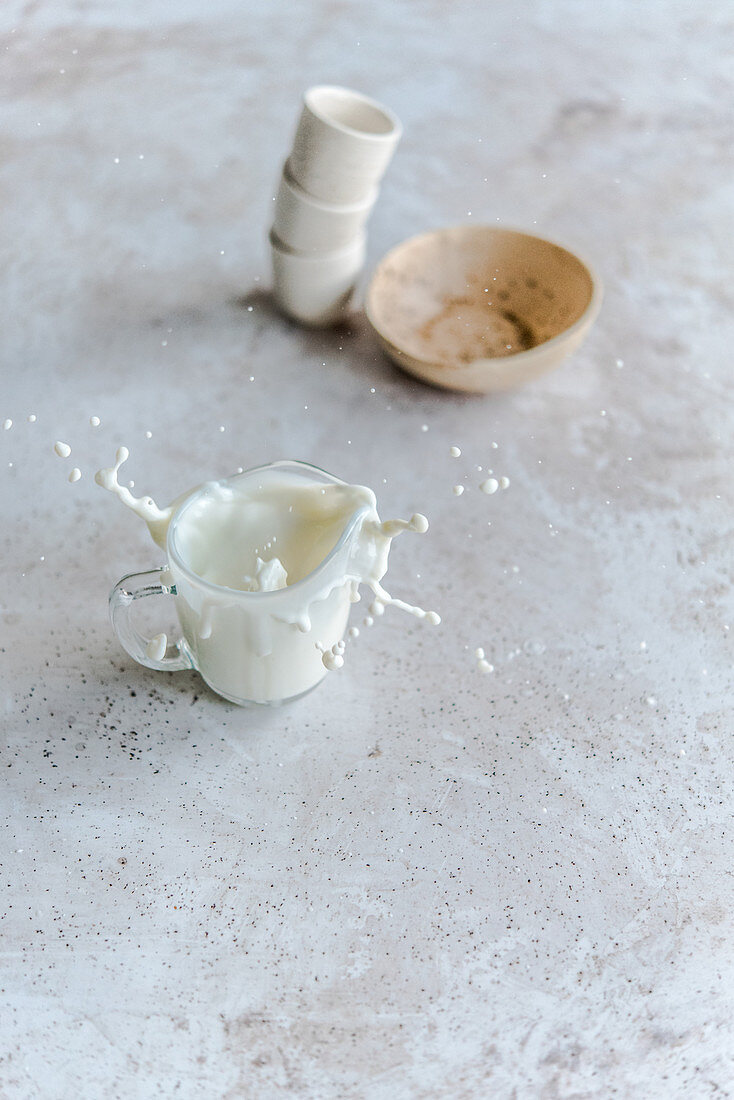 Milch mit Splash in Glaskännchen