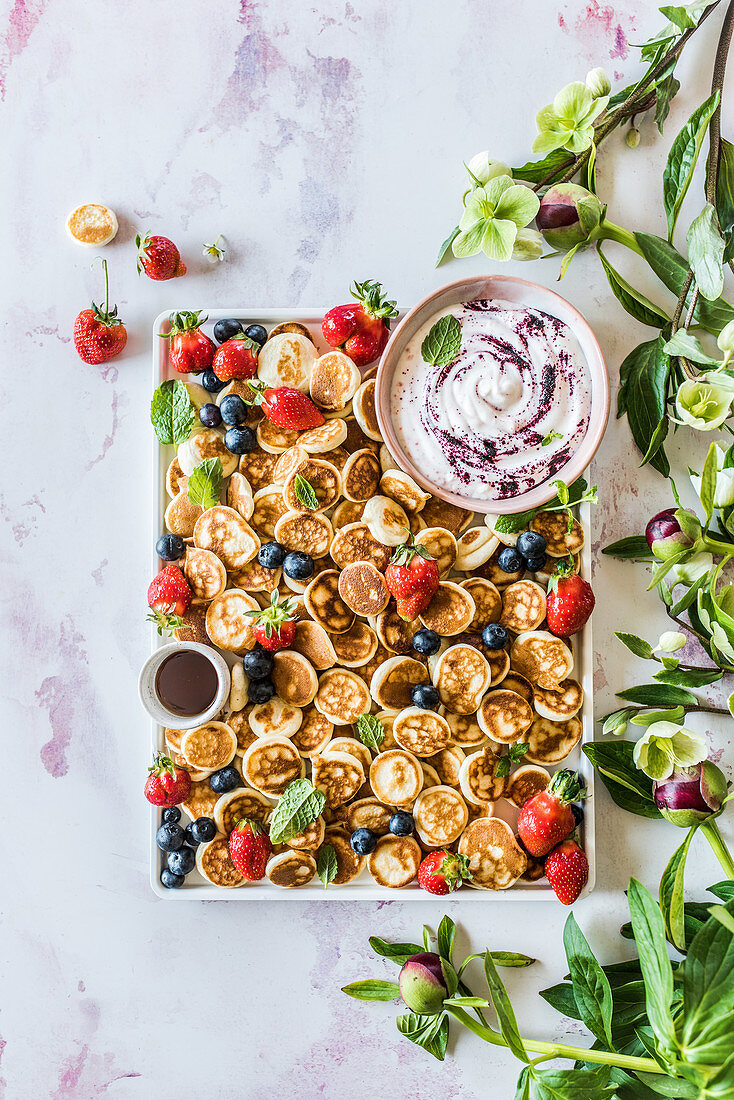 Mini-Pancakes mit Beeren und Dips