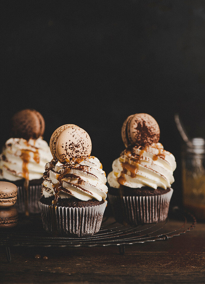 Schoko-Cupcakes mit Cremehaube und Macaron