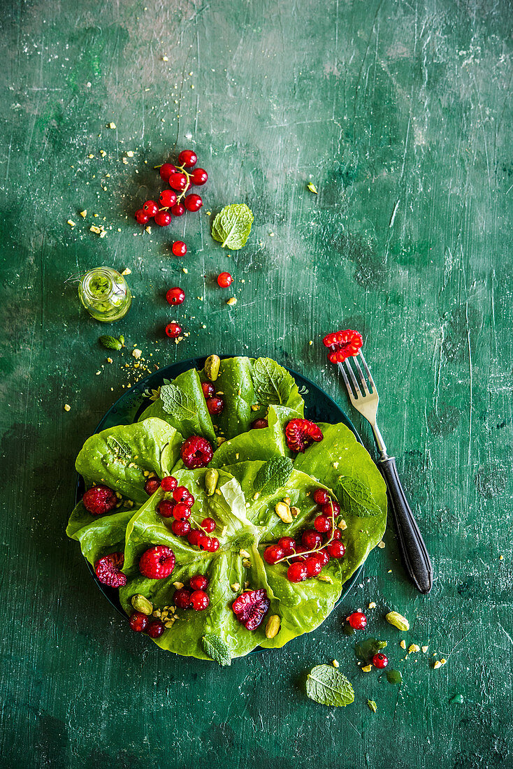 Blattsalat mit frischen Beeren