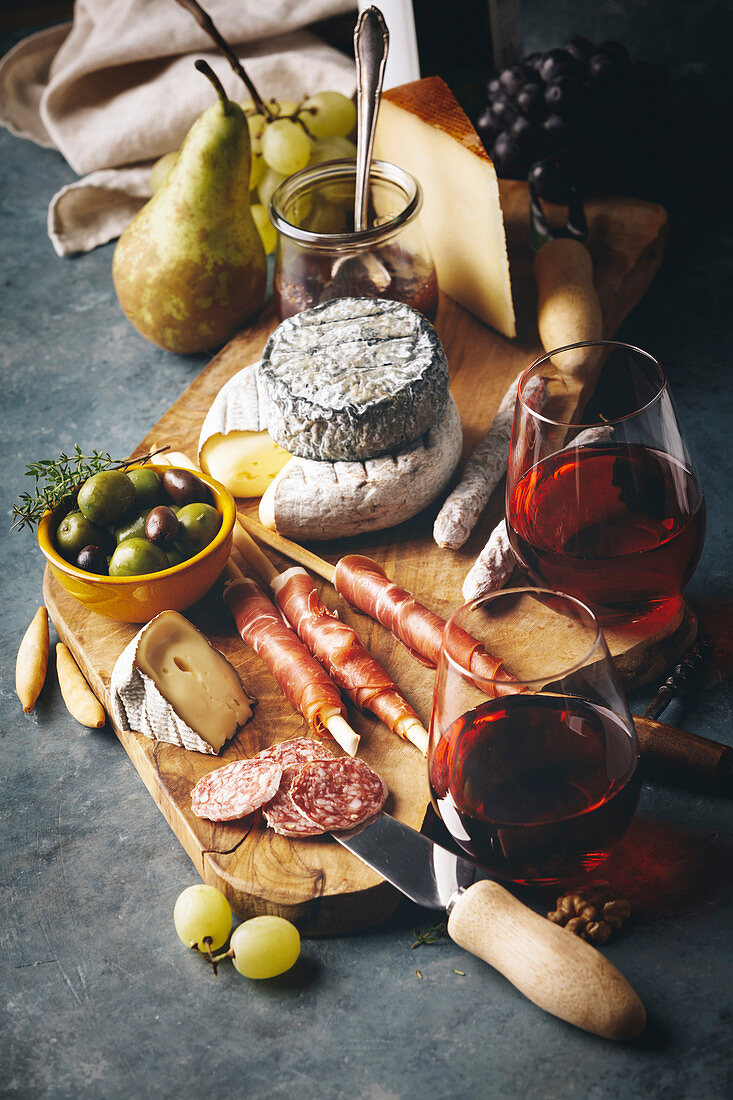 Käse, Prosciutto, Salami und Oliven mit Rotwein