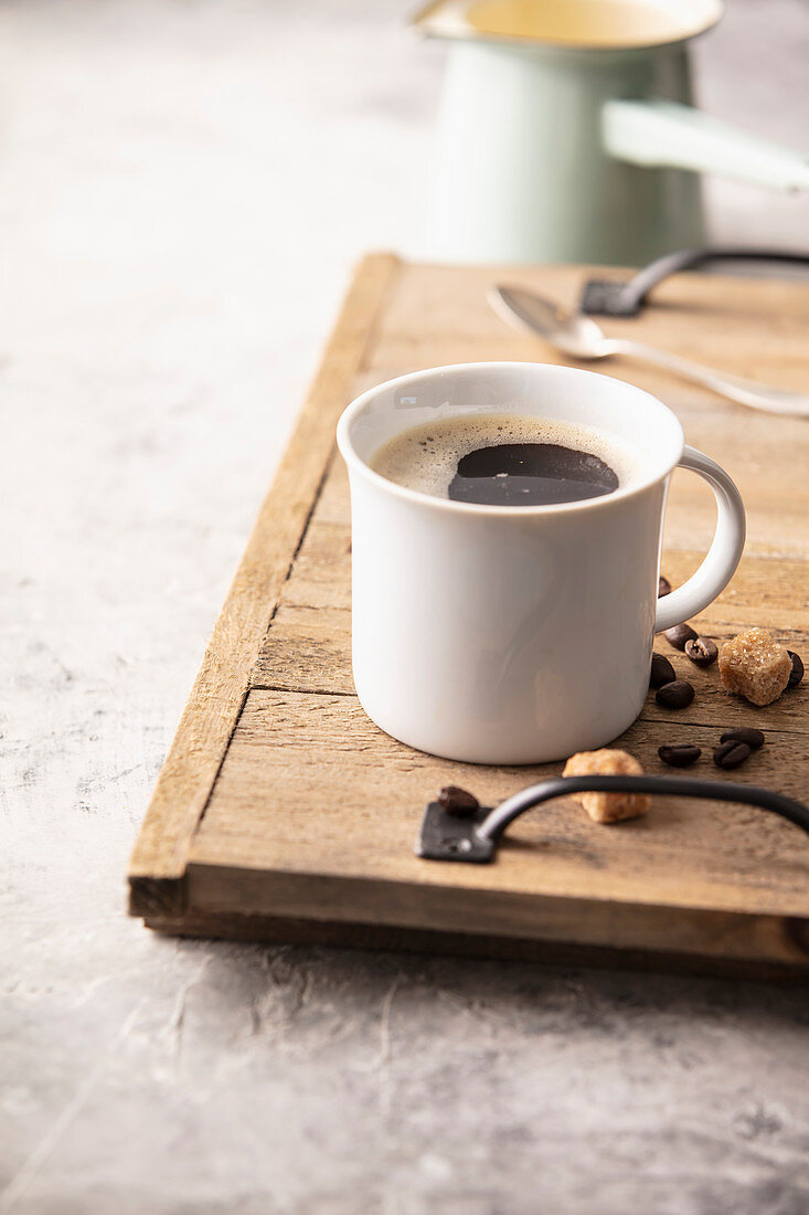 Eine Tasse schwarzer Kaffee mit Zuckerwürfeln