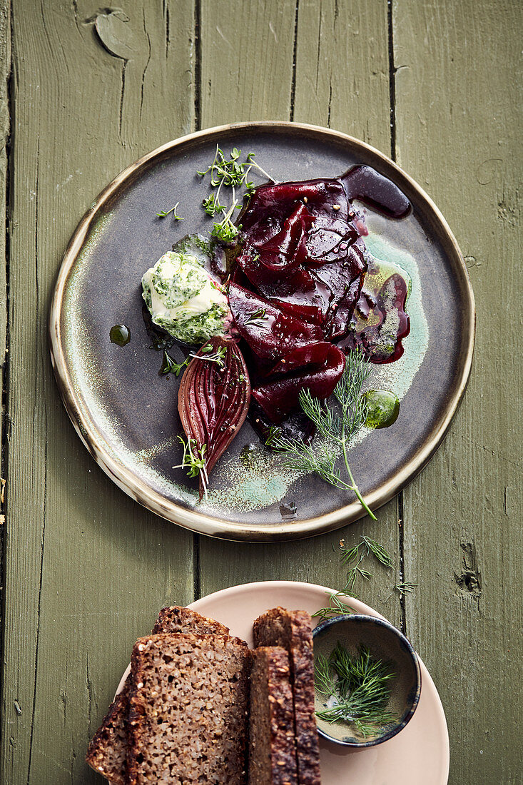 Geräucherte Rote-Bete, Sauerampfercreme und Schwarzbrot