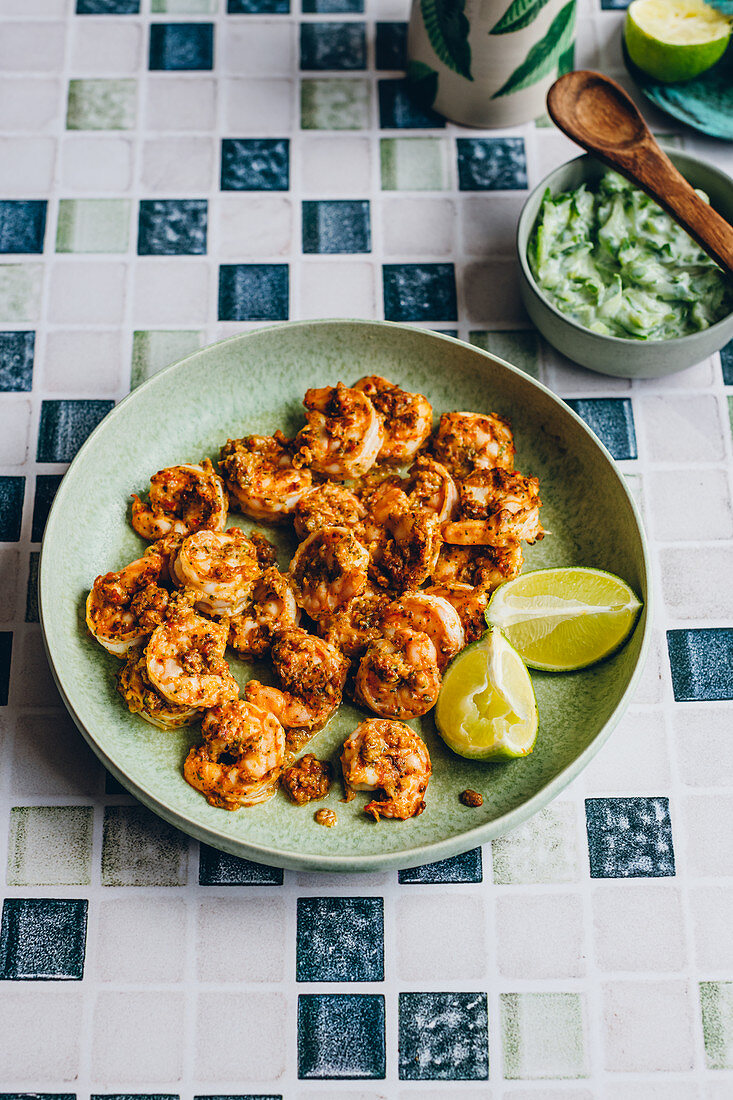 Masala-Garnelen mit Buttermilch, Gurken-Raita und Limetten