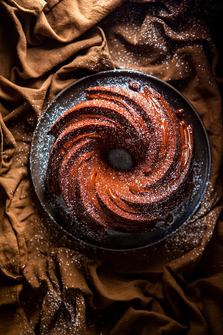 Chocolate wreath cake with icing sugar