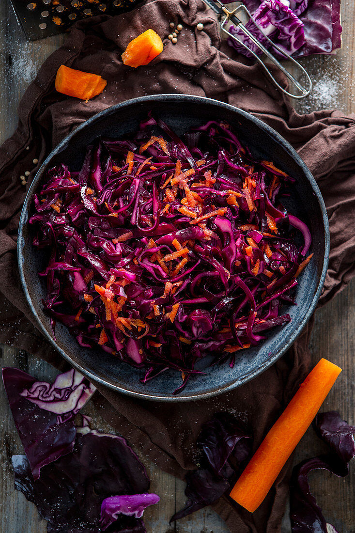 Coleslaw vom Rotkohl mit Möhren