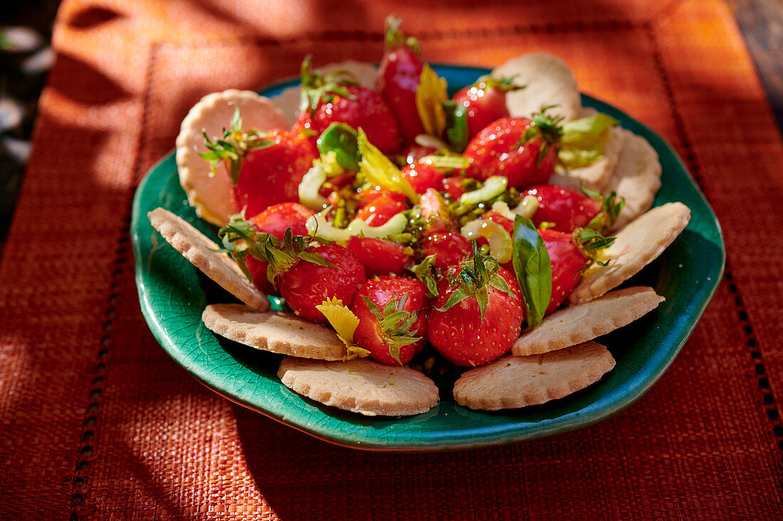 Erdbeer-Tomaten-Salat mit Olivenöl und Crackern