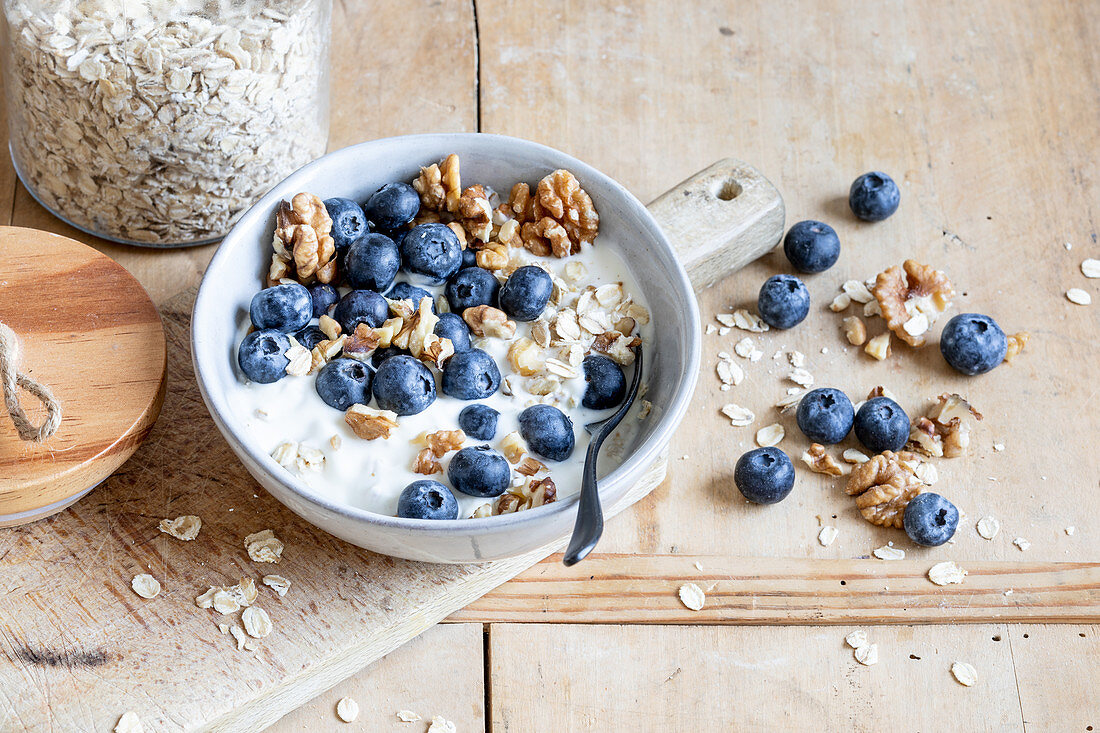 Quark muesli with blueberries and walnuts