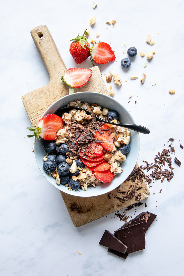 Porridge with berries and chocolate shavings