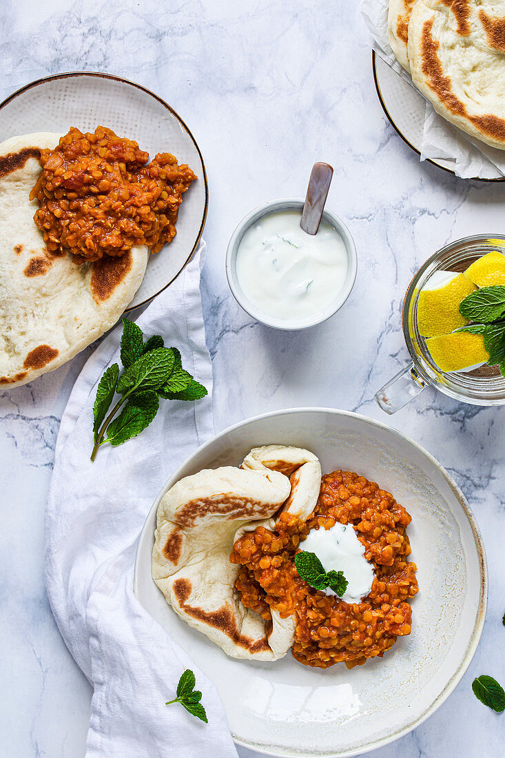 Indisches Linsen-Dhal mit Minzjoghurt und Fladenbrot