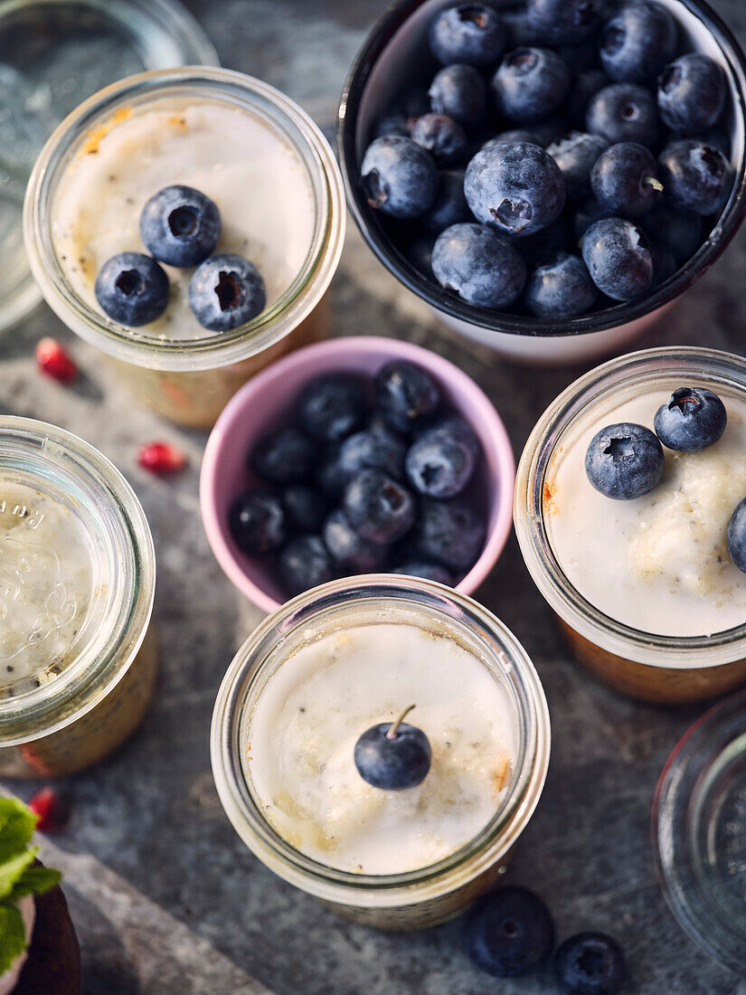 Mohnküchlein im Glas mit Zitronenguss und Heidelbeeren