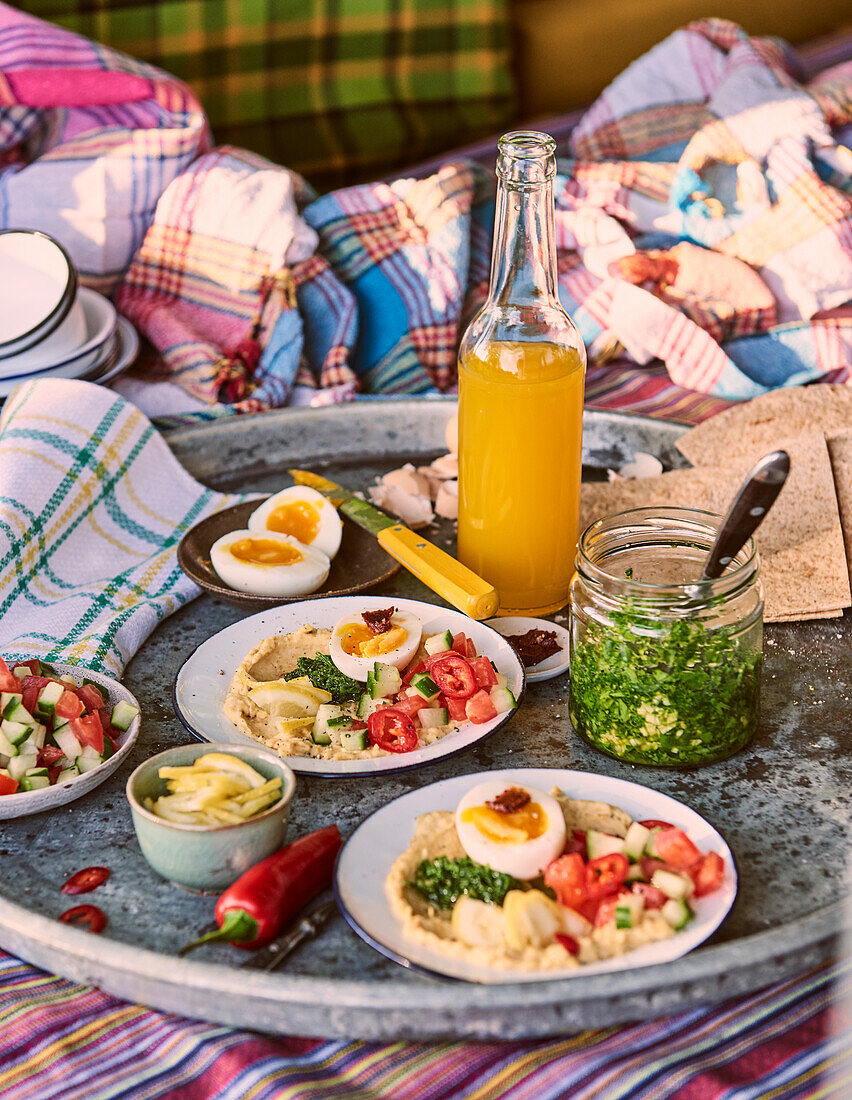 Hummus mit hartgekochtem Ei und griechischem Salat