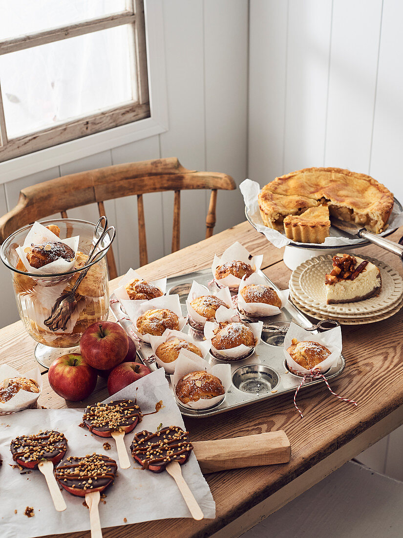 Kuchen, Muffins und Lollies mit Apfel