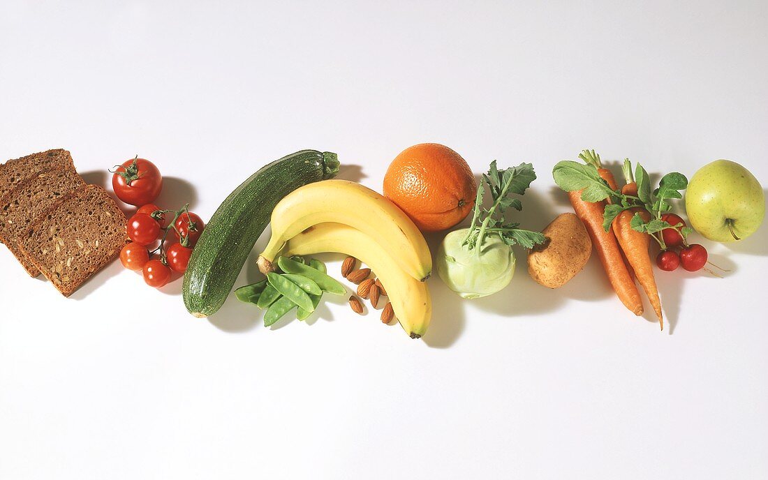 Frisches Gemüse, Obst, Mandeln & drei Vollkornbrotscheiben