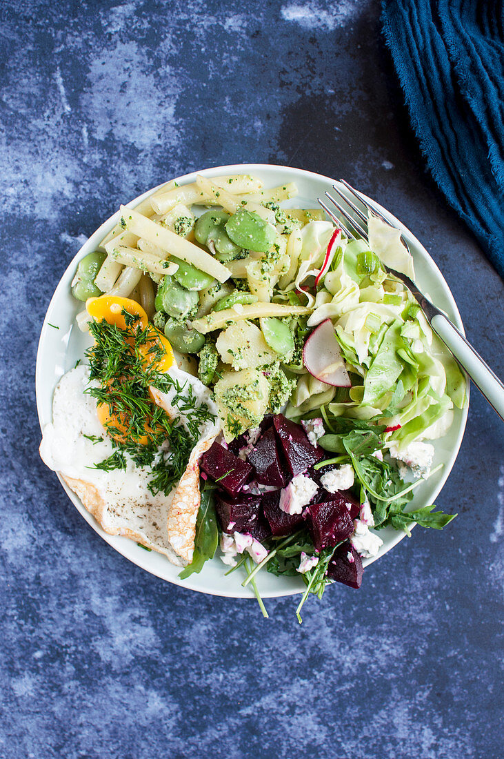 Vegetarische Buddha Bowl mit Spiegelei