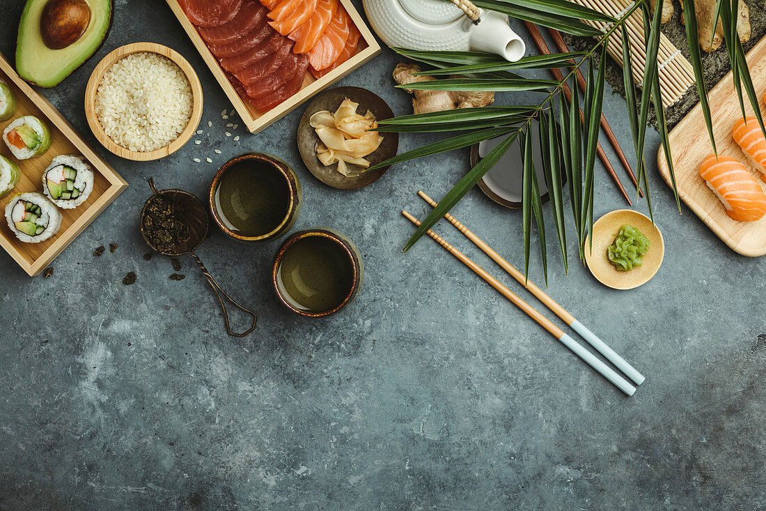 Verschiedene Sushi, Sashimi und grüner Tee