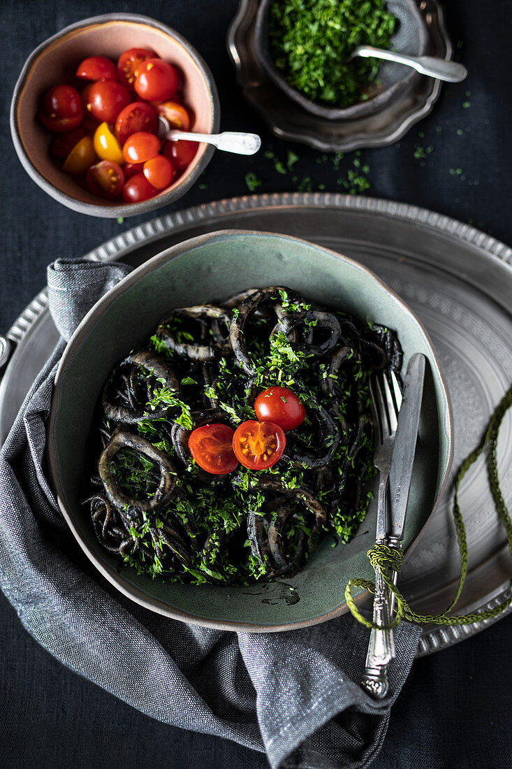 Schwarze Tagliatelle mit Kirschtomaten und Kräutern