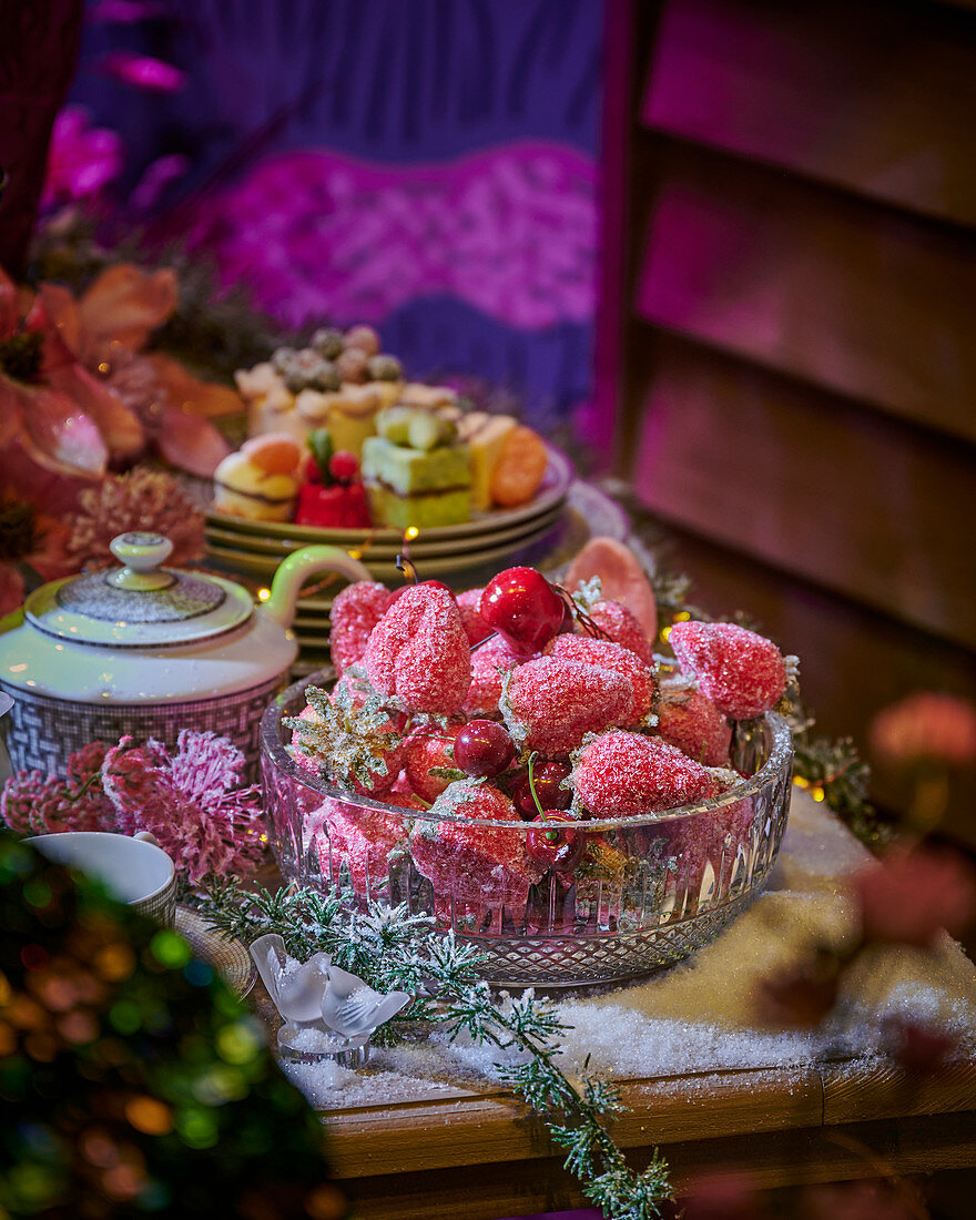 Erdbeeren mit Zucker auf festlichem Tisch