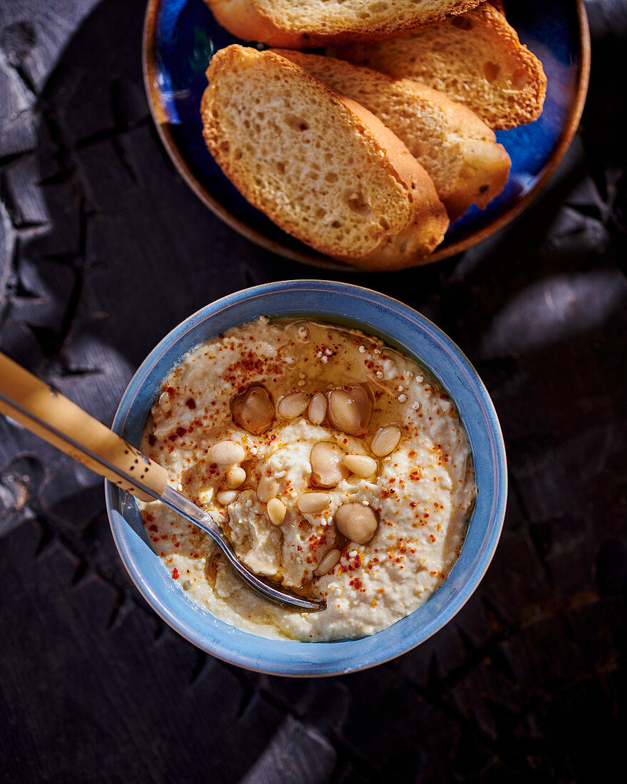 Hummus mit Pinienkernen