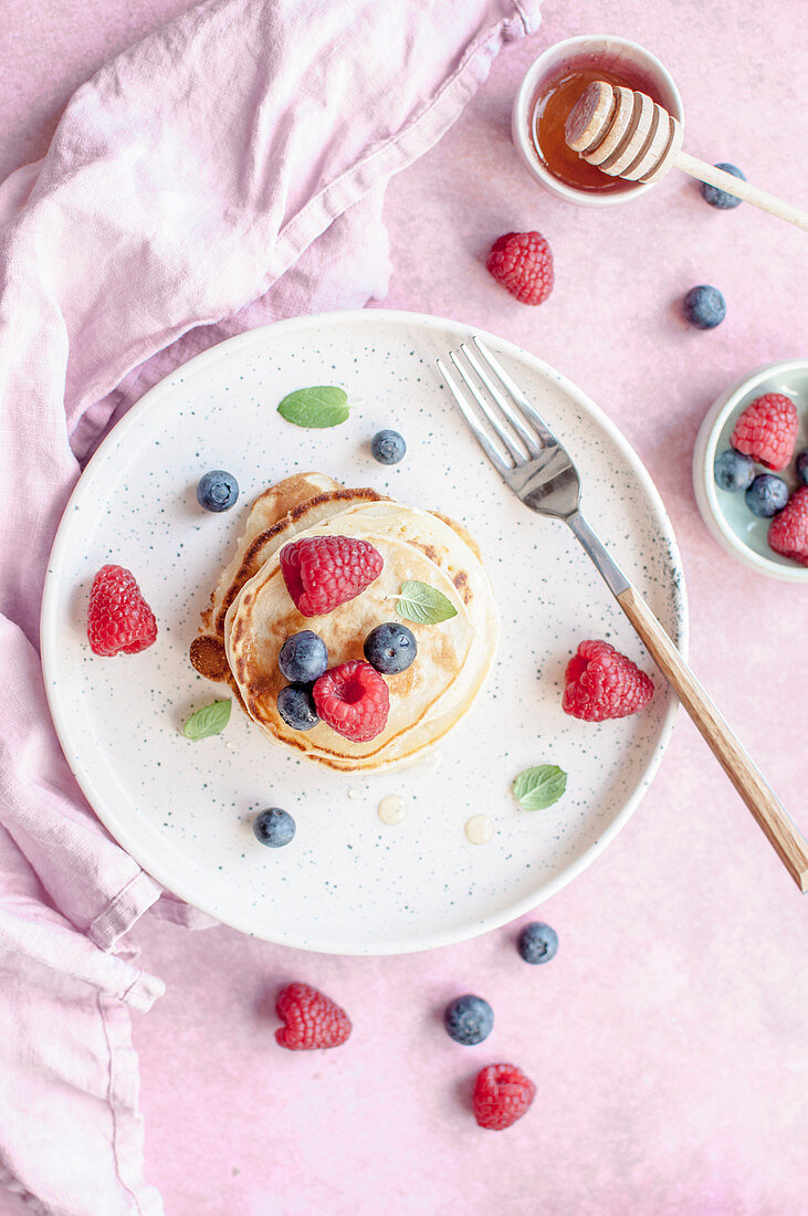 Pancakes mit Honig und Beeren