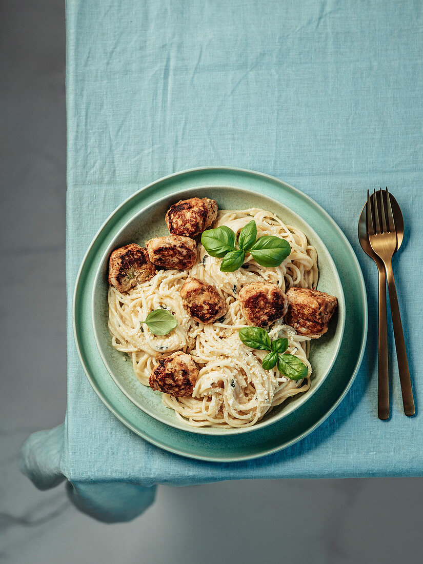 Spaghetti Carbonara mit Zucchini-Parmesan-Hackbällchen