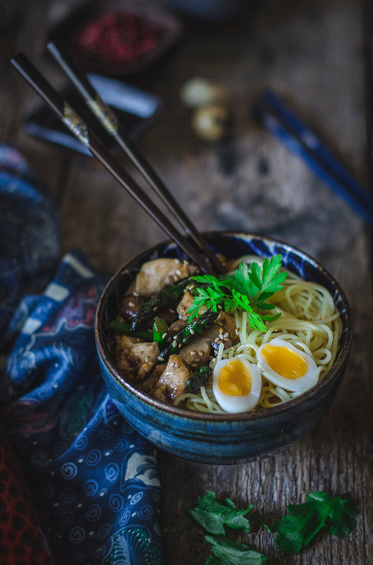 Asiatische Nudelsuppe mit Huhn und Wachtelei