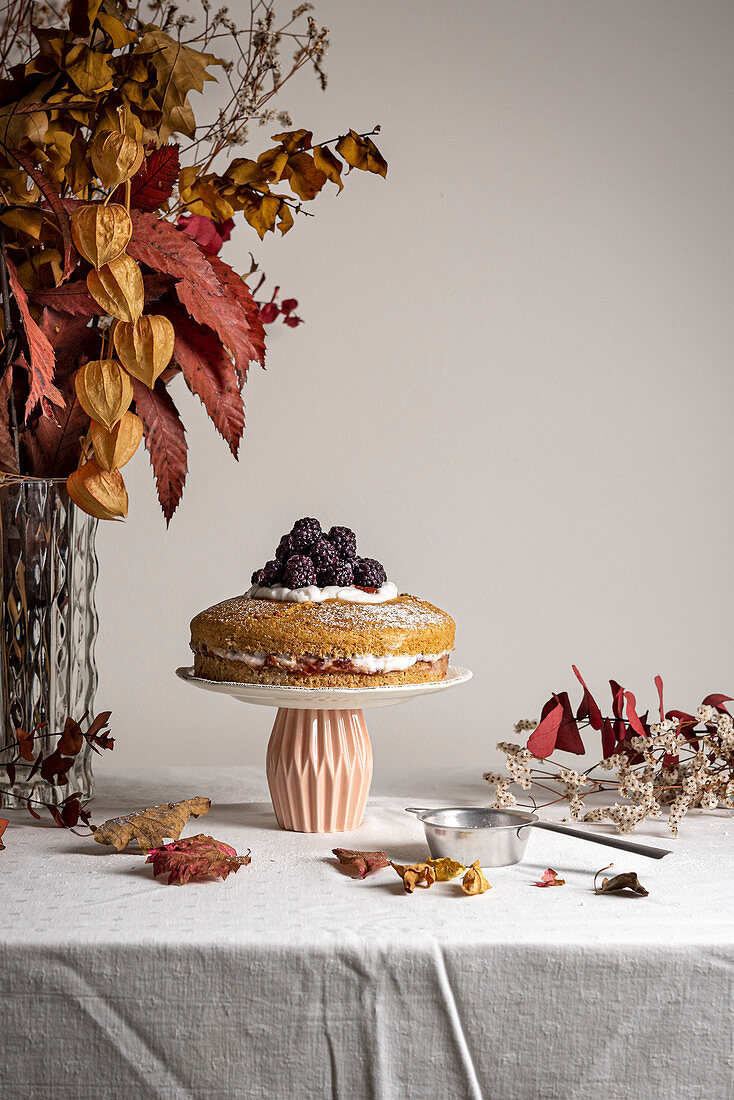 Veganer Marmeladen-Joghurt-Kuchen auf Tortenständer