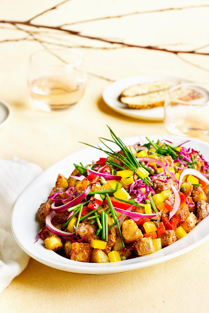 Gebratener Pecorino-Kartoffelsalat mit gerösteter Walnuss-Vinaigrette