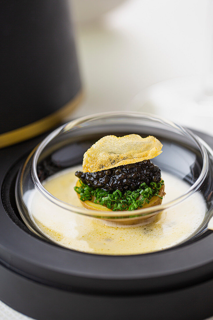 Kaviar auf Kartoffel mit Schnittlauch und Kartoffelchip