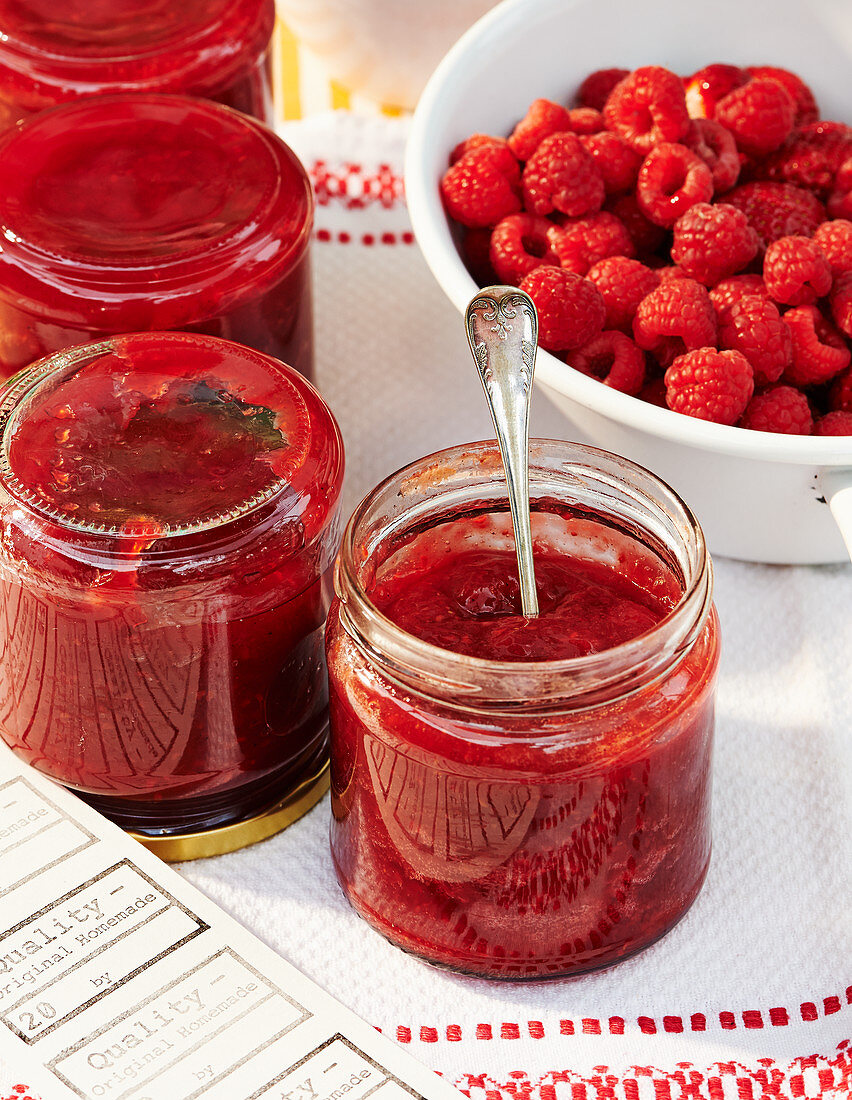 Selbstgemachte Erdbeer-Himbeer-Marmelade