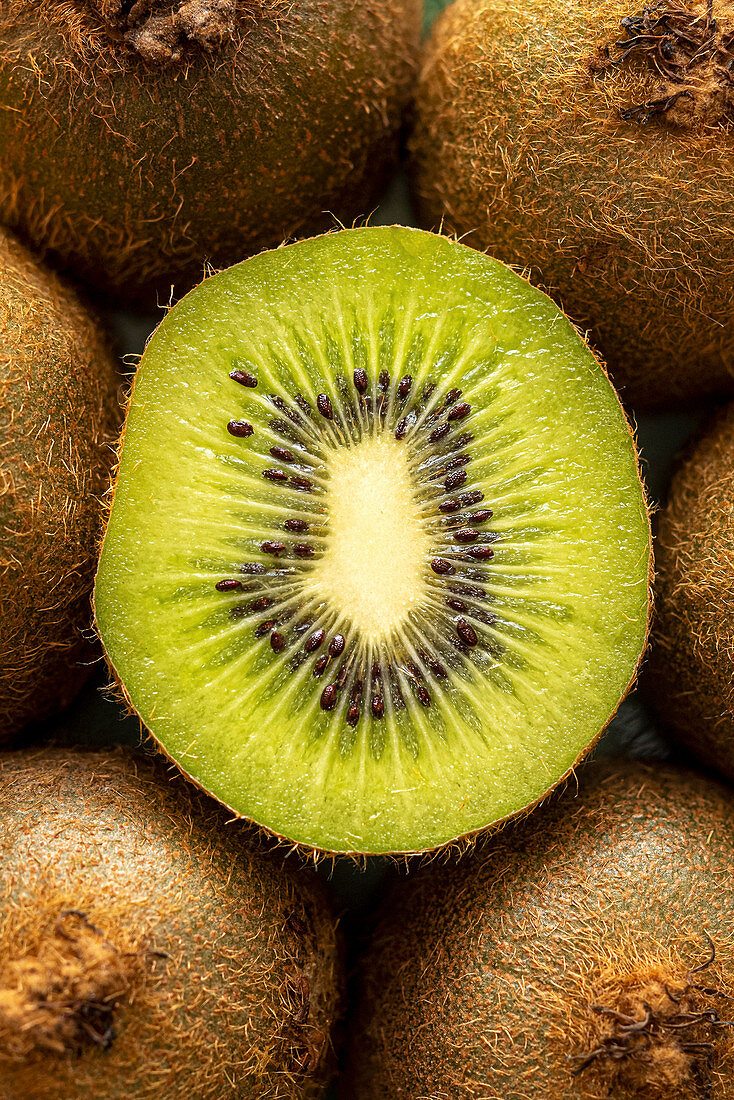 Nahaufnahme einer angeschnittenen Kiwi