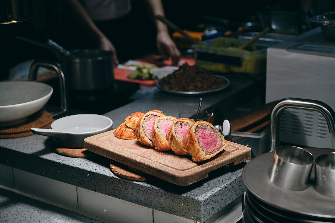 Köche bereiten Gerichte zu in französischem Restaurant