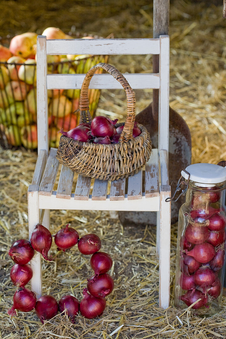 Red onions in a basket, as a wreath and in a jar