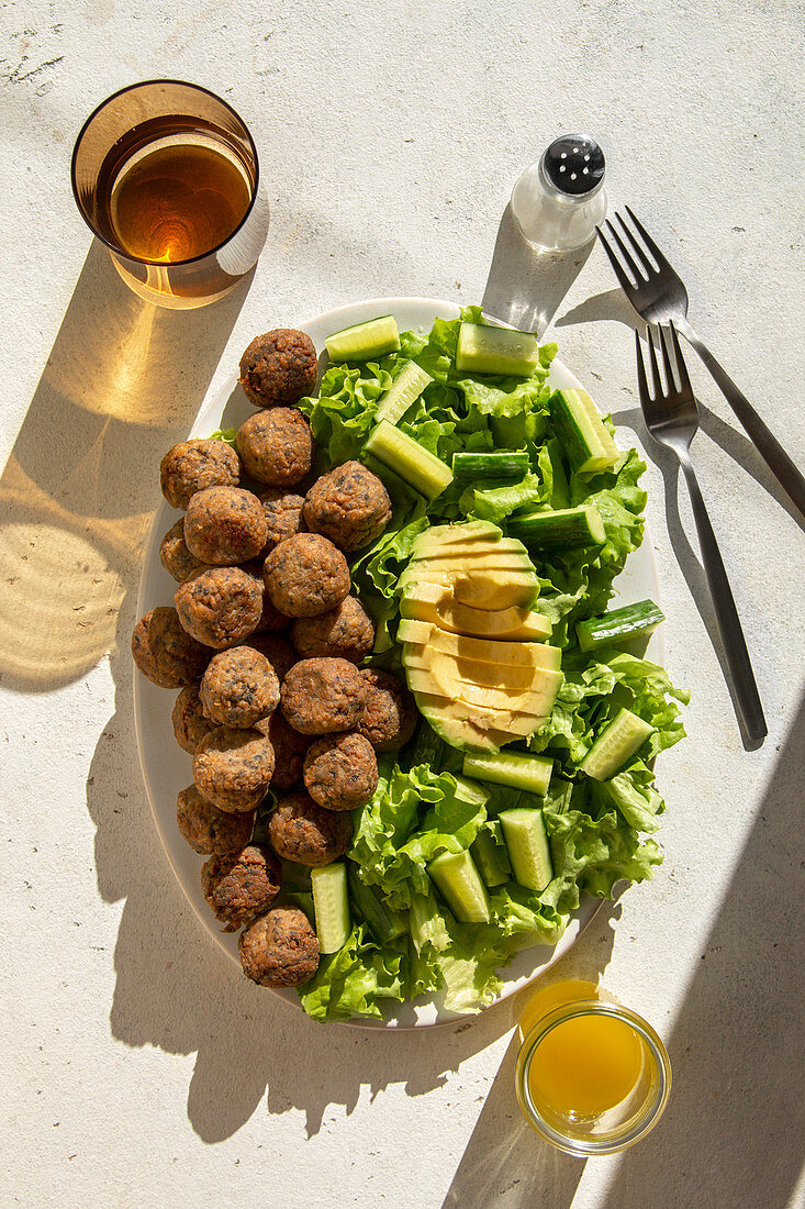 Vegetarian meatballs with lettuce, cucumber and avocado