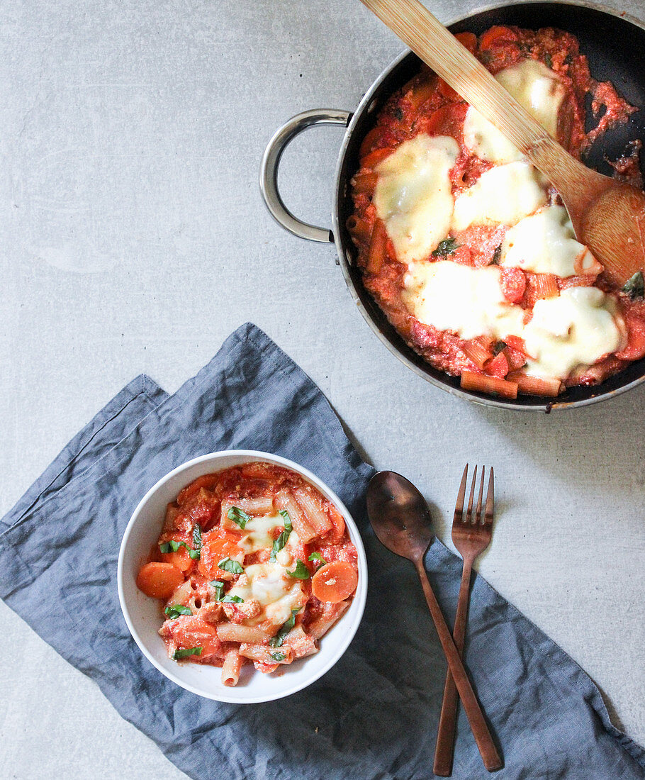 One pot pasta with vegetarian 'bolognese'