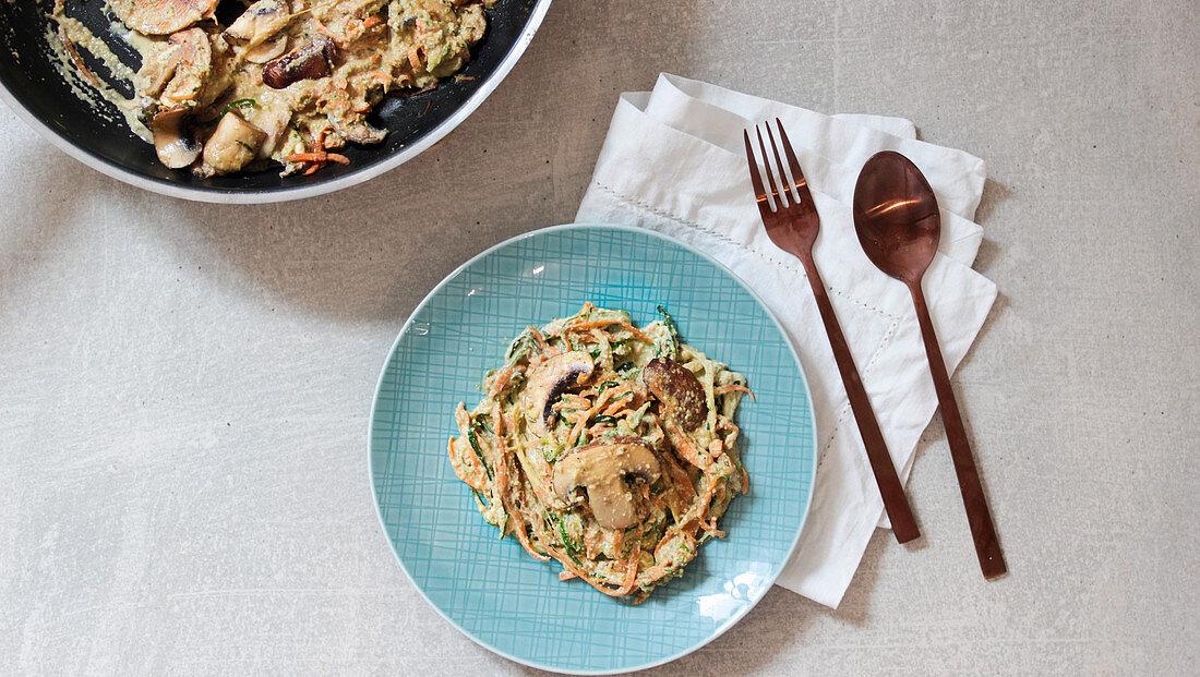 Vegane Zucchininudeln mit Cashewkernen und Pilzen