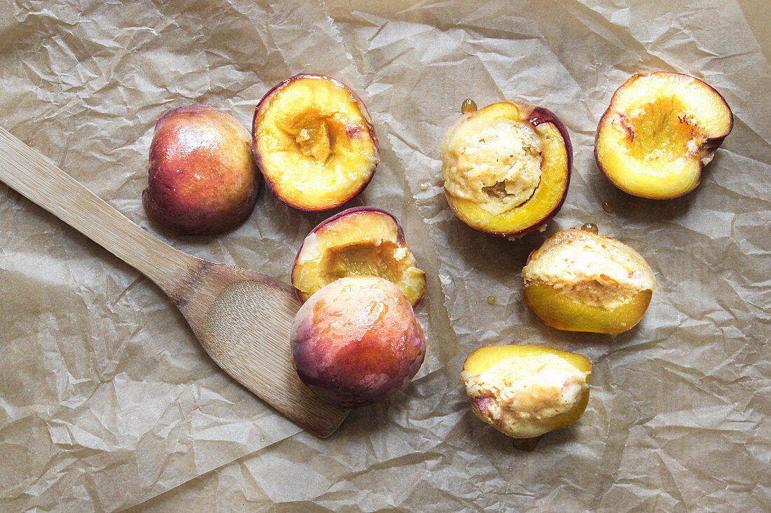 Gebackene Pfirsiche mit Apfelfüllung