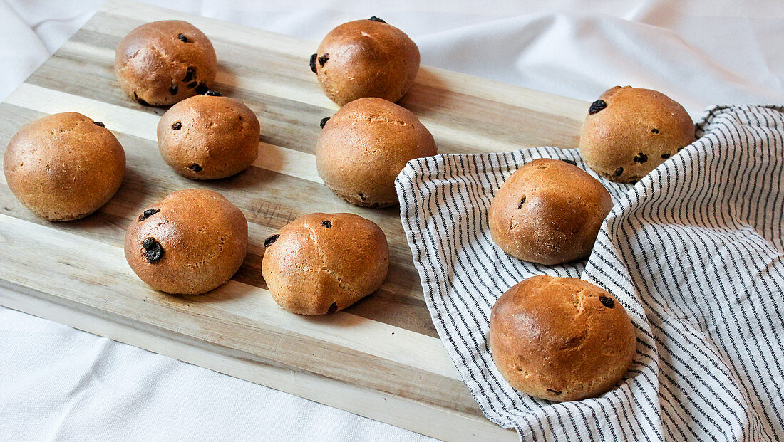 Vegan wholegrain raisin rolls