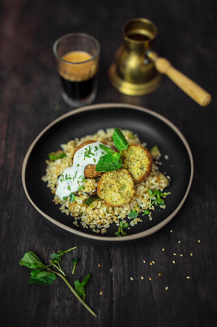 Falafel mit Gemüsebulgur und Minzjoghurt (vegan)