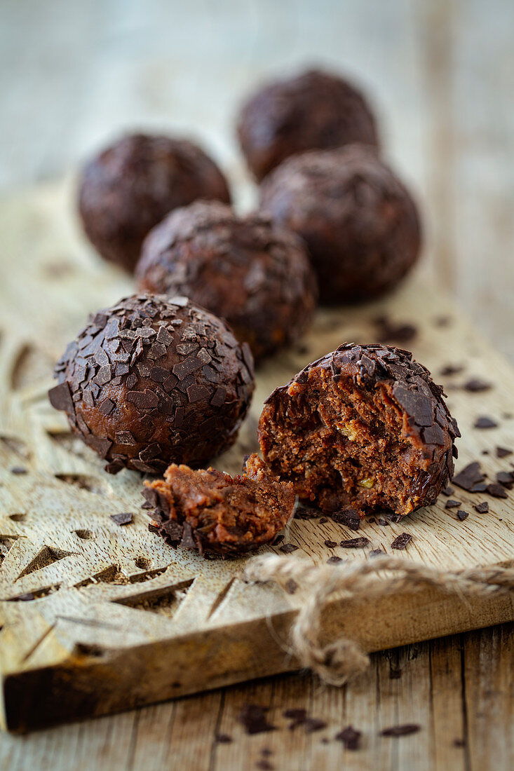 Rumkugeln aus Kuchenresten mit Schokolade und Kokosöl