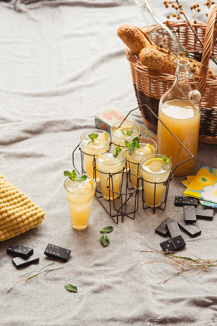 Frischer Apfelsaft mit Zitrone und Minze fürs Picknick