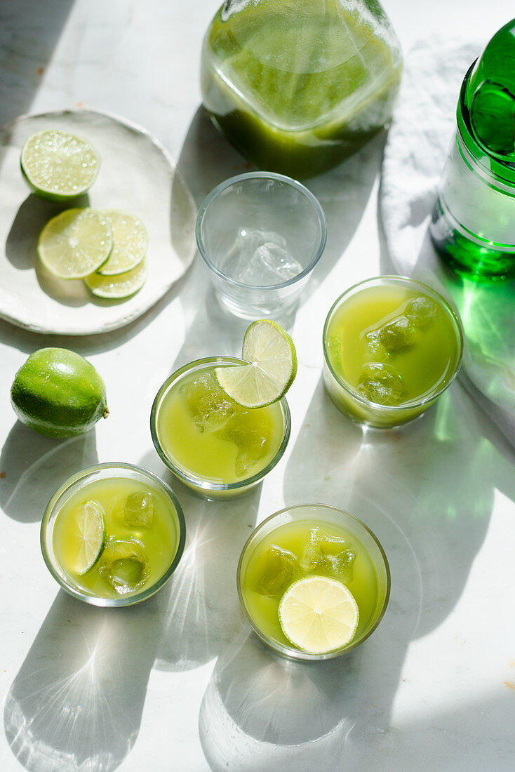 Cocktail mit Gin, Apfel, Spinat und Limette
