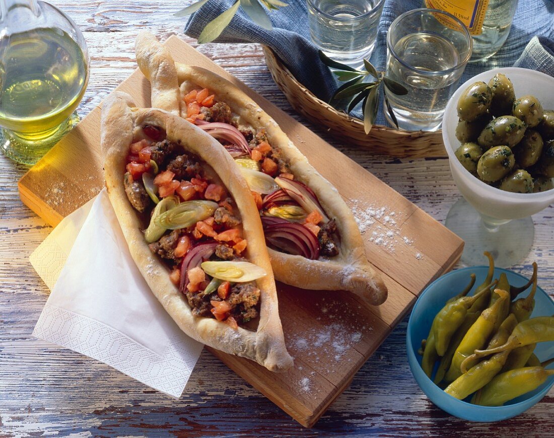 Türkische Pizza (Pide) mit Hackfleisch & Gemüse