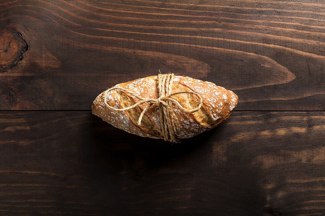 Ein Laib Brot, mit Schnur umwickelt
