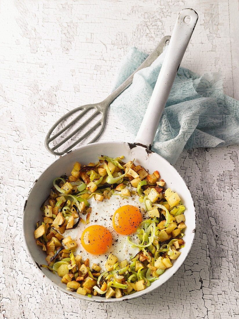 Leek and potato breakfast with fried eggs