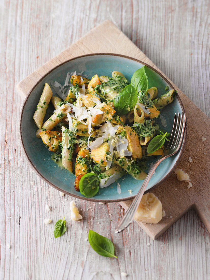 Pasta mit Hähnchen und Zitronen-Basilikum-Sauce