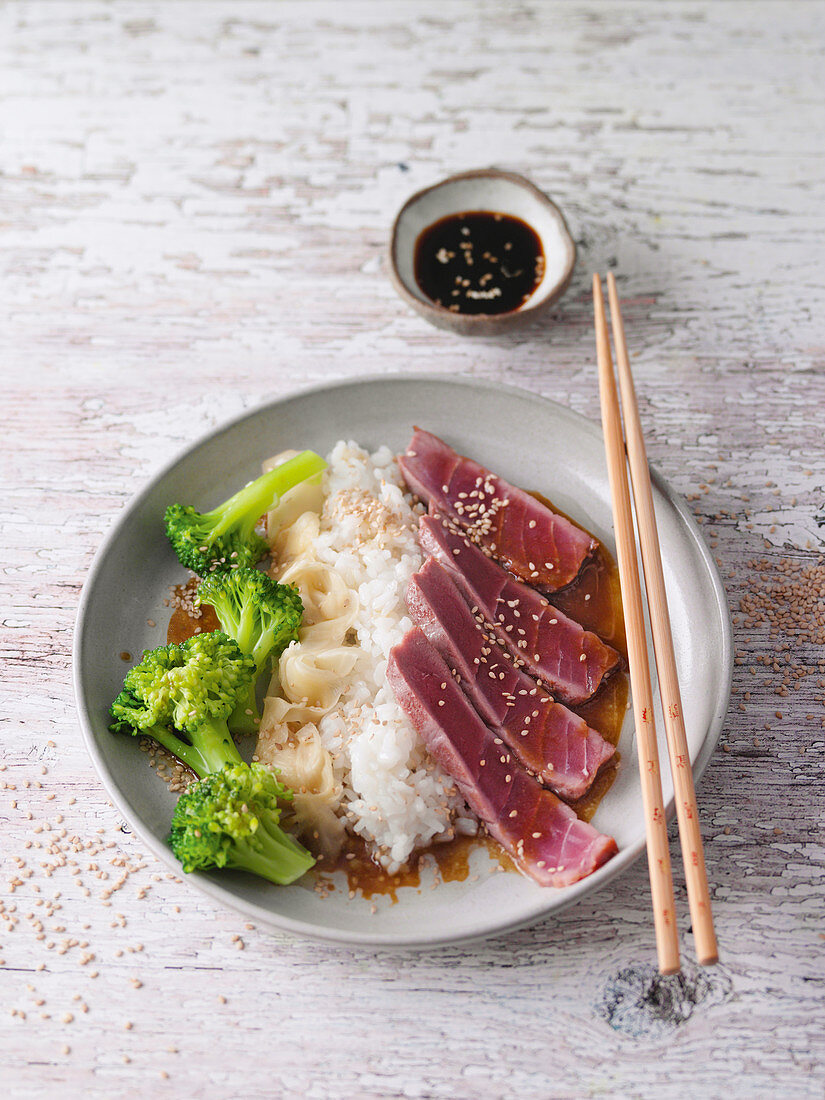 Sushi bowl with broccoli and tuna fish