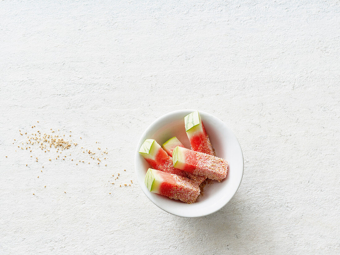 Wassermelone mit Flohsamen und Salty Sesam (vegan)