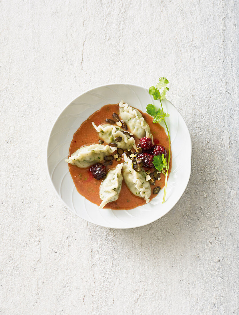 Vegane Brokkoli-Dumplings mit Brombeer-Minz-Tunke